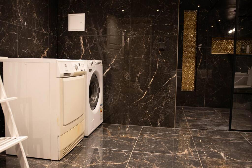 Historical Malt Factory Apartment, 6 Bedrooms, Sleeps 12 , Hot Tub Helsingborg Eksteriør bilde