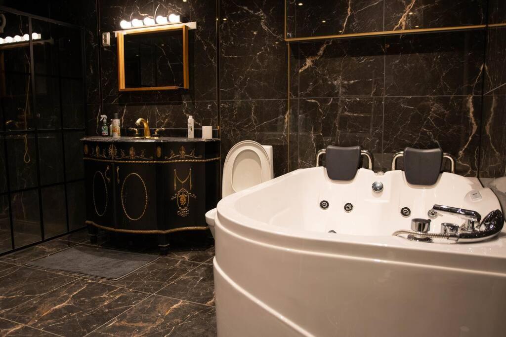 Historical Malt Factory Apartment, 6 Bedrooms, Sleeps 12 , Hot Tub Helsingborg Eksteriør bilde