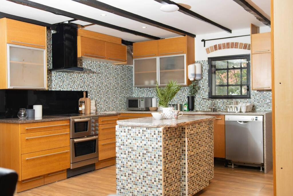 Historical Malt Factory Apartment, 6 Bedrooms, Sleeps 12 , Hot Tub Helsingborg Eksteriør bilde