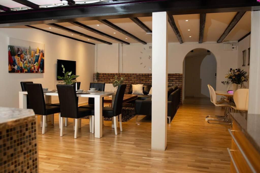 Historical Malt Factory Apartment, 6 Bedrooms, Sleeps 12 , Hot Tub Helsingborg Eksteriør bilde